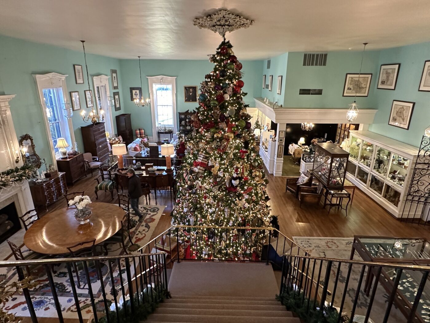 Christmas tree at Wakefield-Scearce Galleries in Shelbyville, Kentucky